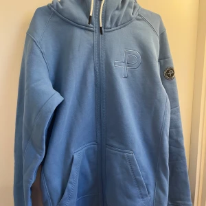 Hoodie - Säljer min brorsas ”P hoodie, forget me-not” från Pelle p. Aldrig använd så inga defekter alls, nypris är 1400kr kom gärna med prisförslag eller hör av dig vid andra frågor. 