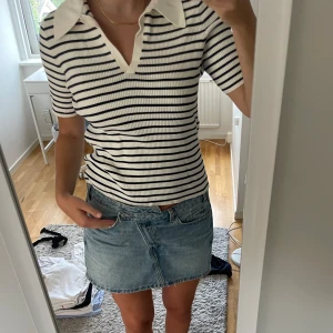 Randig v-ringad trlja - Världens mjukaste oxh skönaste tröja!! Superfint skick från Other Stories. 