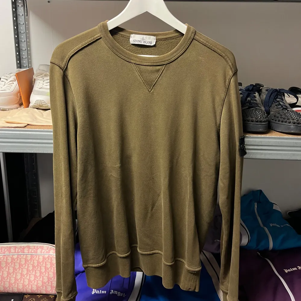 WTS Stone Island Crewneck- Militarygreen Storlek: Small Skick: 9/10 Pris: 1200:-  Vänligen hör av dig vid frågor eller önskemål om mer bilder osv.. Tröjor & Koftor.