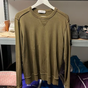 Stone Island Crewneck- Militarygreen - WTS Stone Island Crewneck- Militarygreen Storlek: Small Skick: 9/10 Pris: 1200:-  Vänligen hör av dig vid frågor eller önskemål om mer bilder osv.