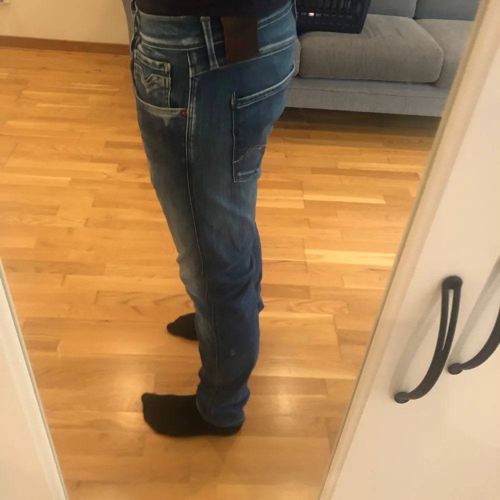 Replay jeans i bra skick, har dock ett litet hål vid vänster knä som man kan se i bild fem, inget man direkt tänker på. Storlek 34/34. Jeans & Byxor.