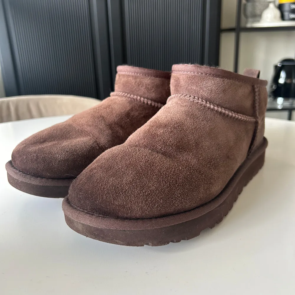 Låga uggs i storlek 40, i bra men använt skick . Skor.