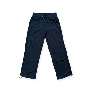 Röhnisch svarta lågmidjade pösiga mjukisbyxor - Ett par sköna mjuka lågmidjade mjukisbyxor från märket Röhnisch. Inga byxfickor. I fint skick!