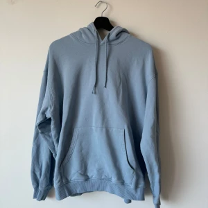 Ljusblå hoodie från Carlings i storlek XL - En ljusblå oversized hoodie ifrån Carlings. Använd 1 gång och i mycket gott skick!
