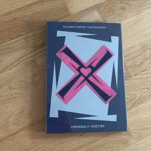 Txt fight or escape kpop album - Allt på bilden medföljer. Vill bli av med alla mina album så kom gärna med prisförslag eller frågor