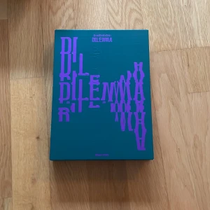 Dilemma album enhypen - Jag har inte vissa saker som följde med men allt på bilden har jag. Vill bara bli av med dem så jag kan gå med på lägre pris med också om du köper fler kan jag fixa ett bra pris