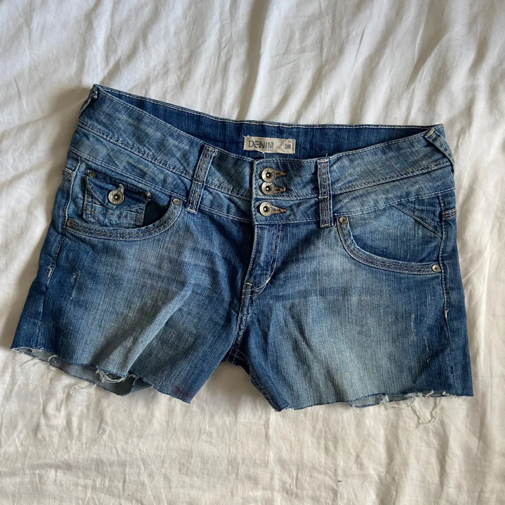 Fina jeansshorts som jag klippt kortare! Lågmidjade med 3 knappar! Liten fläck som syns på sista bilden, inget man tänker på när man har de på sig💕 Midjemått:40 cm. Shortsit.