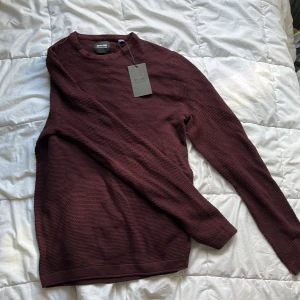 Vinröd sweatshirt - Hel oanvänd sweatshirt från only & sons, den är i lite tunnare material! Säljer åt min bror