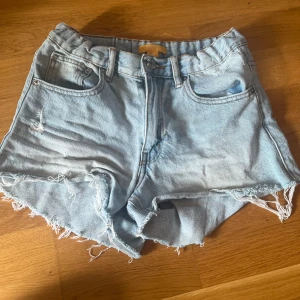 Jeansshorts😍🤩 - Jag säljer ett par snygga jeansshorts från Young Gina . Det är i storlek 152, säljs för att det tyvärr blivit för små🫶🏼🌸