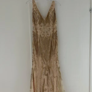 Långklänning - Fin långklänning med paljetter och pärlor i bra skick, kan skicka fler bilder! Storlek 36/38 men den är insydd från originella 40.