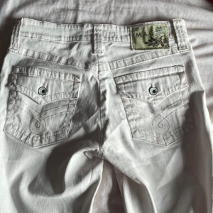 Snygga jeans - Jätte fina jeans med fina backfickor. Från märket MAC. Står ingen storlek men uppskattar till någon som har S, och är runt 160 cm lång!🙌🏻Raka / bootcut i modellen. Hör av dig vid frågor