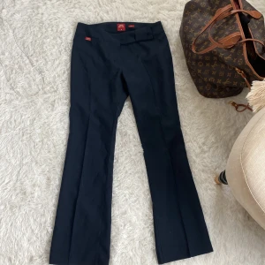 Låg midjade kostymbyxor  - Jätte fina lågmidjade kostymbyxor köpta i Paris som tyvär har blivit för små för mig 