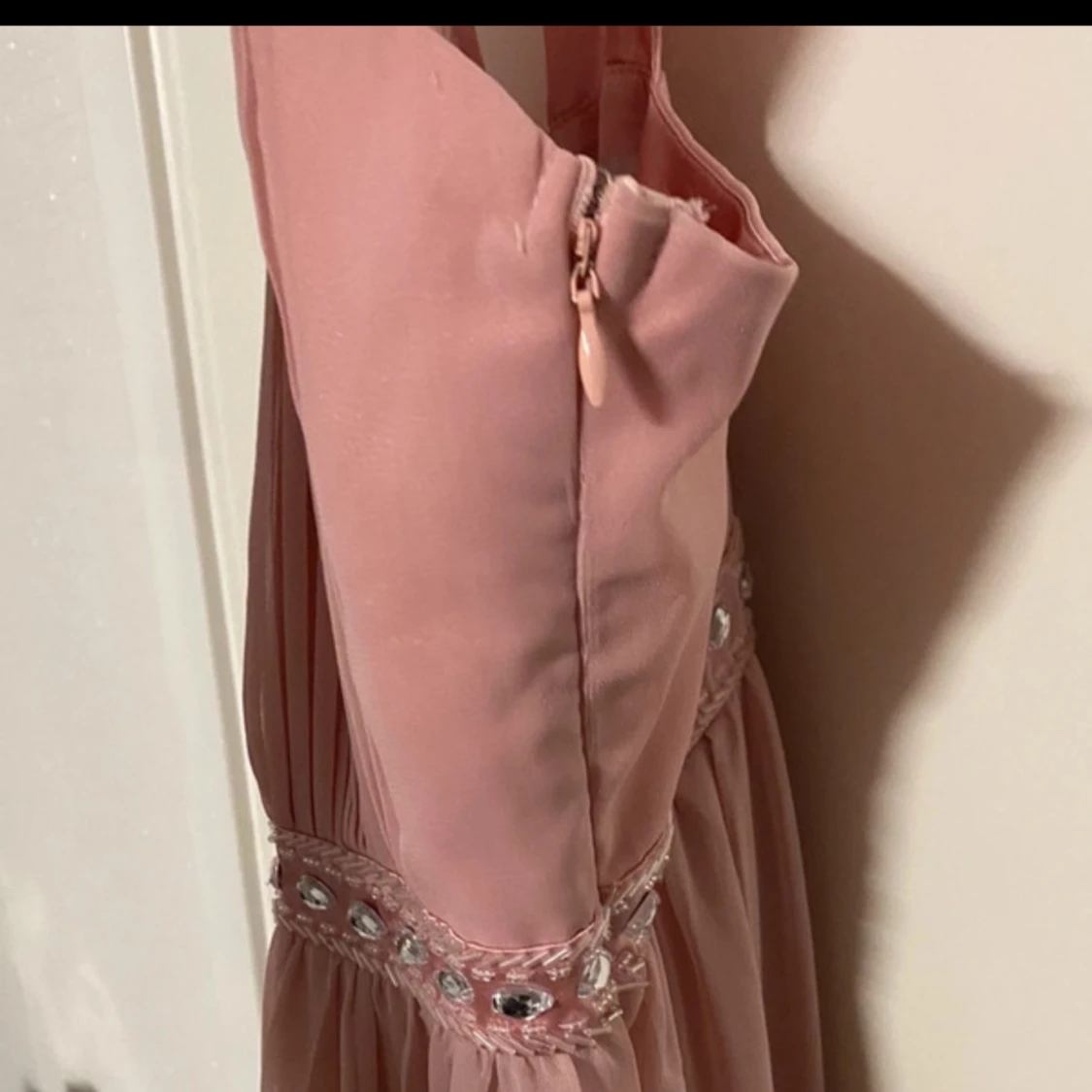 Rosa långklänning med pärldetaljer - 91