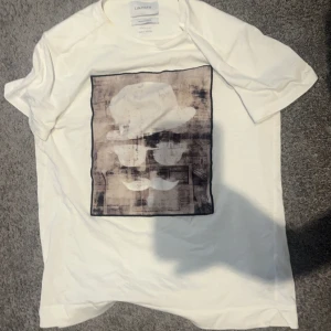Limitato T Shirt - Säljer nu min limitato t shirt eftersom den inte passar mig längre, skicket är nästintill perfekt. Hör av er vid intresse eller fler bilder🤩
