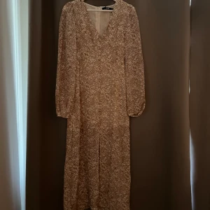 Bikbok klänning - Prislappen är kvar, så fin adoore liknade klänning från bikbok 🩵