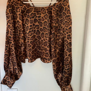 Blus - Blus från hm använd 2-3 gånger. Knyte i nacken och med fina knapp detaljer längst ner på ärmen. 