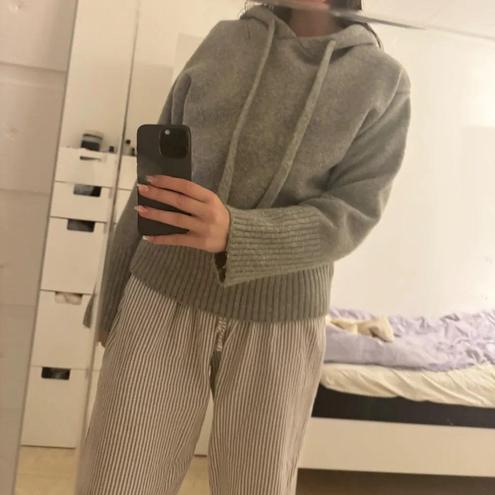 !INTRESSEKOLL! Funderar på att sälja denna populära stickade hoodie från Zara, som är slutsåld☺️💞 Den är i storlek M men passar även S. Skriv gärna hur mycket ni hade lagt på den!💞. Stickat.