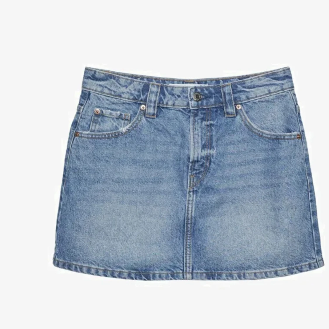 En  jeanskjol från bikbok 