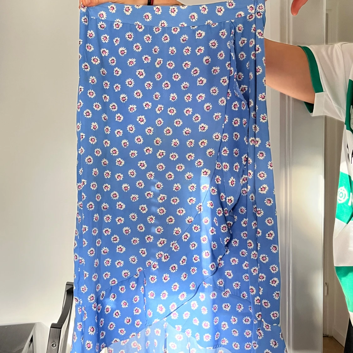Blå blommig kjol