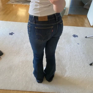 Levis jeans - Lånade bilder.  Midjemått: 38cm rakt över. Innerbenslängd: 83cm. Endast att skriva om man vill ha fler bilder 🩷