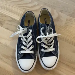 Supersnygga marinblå converse skor, aldrig använda helt nytt skick! De har några märken på sulan (sista bilden). Men som sagt är dom helt oanvända endast testade. Storlek 35 men passar någon med storlek 36