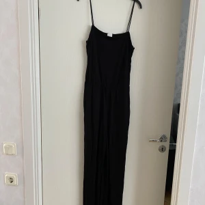 Svart Jumpsuit strl S  - Fint skick  Svart jumpsuit  Smala axelband  Strl s 