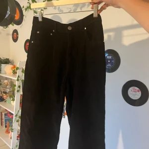 Svarta manchesterbyxor  - Säljer dessa svart manchesterbyxor från Gina Tricot för endast 79kr!!!!! Dessa är i mycket gott skick eftersom jag knappt använt dem. 