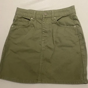 Grön jeanskjol  - Knappt använd. Fin olivgrönfärg som passar till mycket.