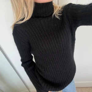 Stickad tröja  - Superfin stickad tröja i ull med halvpolo som är specialbeställd av en tjej som stickar så står inget märke i😍 sparsamt använd 