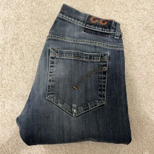 Dondup George Jeans - Säljer nu mina sjukt feta dondup geroge jeans. Byxorna har ett rätt stort hål vid knät. Jag vet inte om det ska vara så, Men det går lätt att laga. Storlek 33 fits 32. Jag på bilden är ungefär 182 och väger 68kg. Nypris ~ 3500. Mitt pris: 750kr.