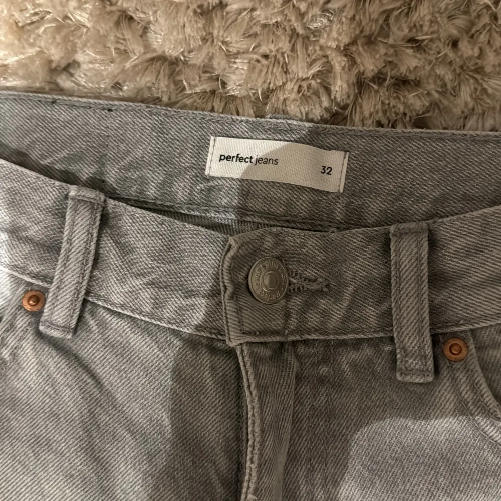 Nu säljer jag mina gråa jeans från Gina. Det är low wist men är mer åt straight hållet. Använt ganska mycket men ändå väldigt bra skick. . Jeans & Byxor.