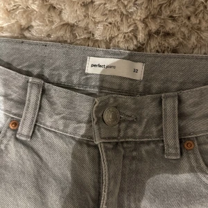 Gina tricot jeans  - Nu säljer jag mina gråa jeans från Gina. Det är low wist men är mer åt straight hållet. Använt ganska mycket men ändå väldigt bra skick. 