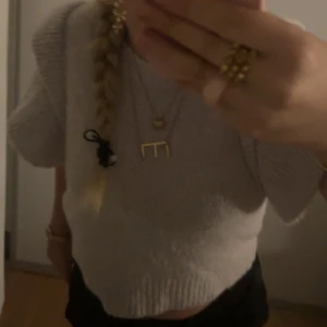 Stickad tröja - En fin stickad tröja med volanger på ärmarna. Är i nyskick och har använts 1 gång. Köpt på zalando