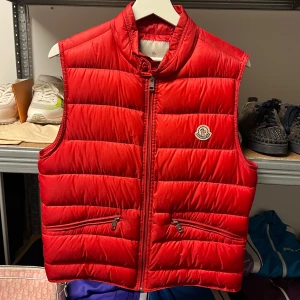 Moncler GUI- Red - WTS Moncler GUI- Red Storlek: 2 (Medium) Skick: 7/10, några fläckar Pris: 3000:-  Vänligen hör av dig vid frågor eller önskemål om mer bilder osv.