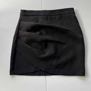 Svart minikjol - Den perfekta lilla svarta kjolen men som tyvärr aldrig kommit till användning 