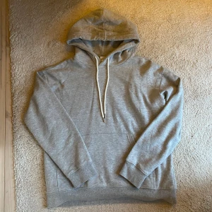 Hoddie - Grå hoddie från h&m med vita snören. Använt 2-3 ggr.🩶 sitter jätte bra men kommer inte till användning längre 💓💓