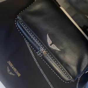 Zadig väska - Jätta fin o populär Zadig väska som tyvärr inte kommer till användning, kedjan har gått sönder men har lagat med en en ring(sista bilden) i bra skick och köpt för 3500💓💓