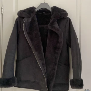 Fin jacka i nyskick!  - Mysig och skön jacka perfekt till vår och höst! 