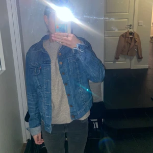 Levis jeans jacka - Fin Levis jacka i jätte fint skicka köparen står för frakten ❤️kontakta mig innan köp ❤️