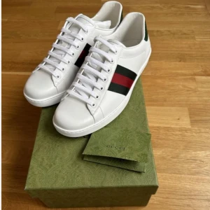 Gucci skor - Nya Gucci skor med kvitto! Kostar 7750kr nya på Gucci. Storlek 9 1/2 = 44.