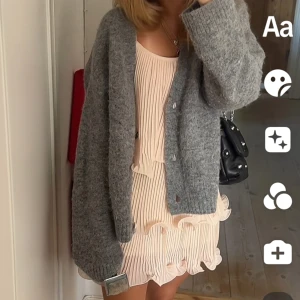 Klänning - Säljer denna klänning i stolek xs men passar s. Knappt använd o passar perfekt inför sommaren🫶🏼🫶🏼💋sista bilden är lånad för att visa hur den sitter🫶🏼