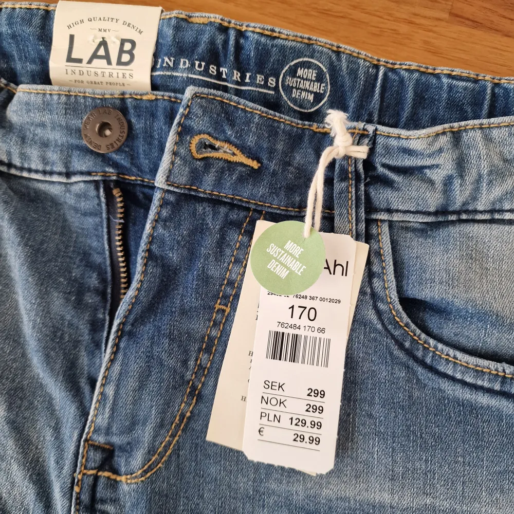 Säljer dessa jeans då jag aldrig använt dem. De är helt oanvända och har prislappar. De är köpte för 300 från Kappahl. Jag släpper de för 239:-. Jeans & Byxor.