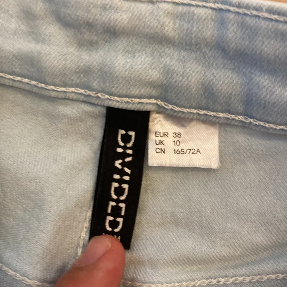 Säljer dessa nästan hela nya! Skinny jeansen för jag använder inte dom skriv privat för mer information och bilder pris kan diskuteras . Jeans & Byxor.