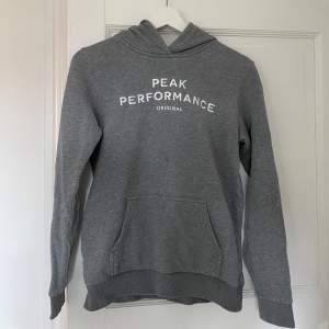 mörkgrå hoodie från peak performance ❤️ i storlek 160