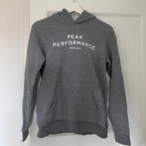 peak performance - hoodie  - mörkgrå hoodie från peak performance ❤️ i storlek 160