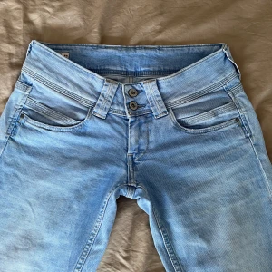 Lågmidjade jeans  - Säljer ett par jättefina jeans från pepe jeans som är perfekta nu till våren 💓 skriv om ni har några frågor 😙