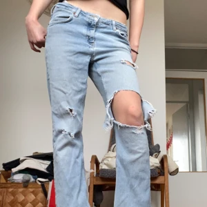Låg midjade blåa boot cut jeans  - Ganska bra skick förutom en liten fläck som knappt syns. St W 28. Säljer pga för korta. Så du behöver nog vara under 155 för att ha dem. 