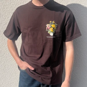 Oversized T-shirt  - Oversized T-shirt från H&M med tryck!! Fint skick. Märkt storlek S, modell på bild är 1.78 och brukar bära S/M Skriv vid frågor, pris är förhandlingsbart!🫶