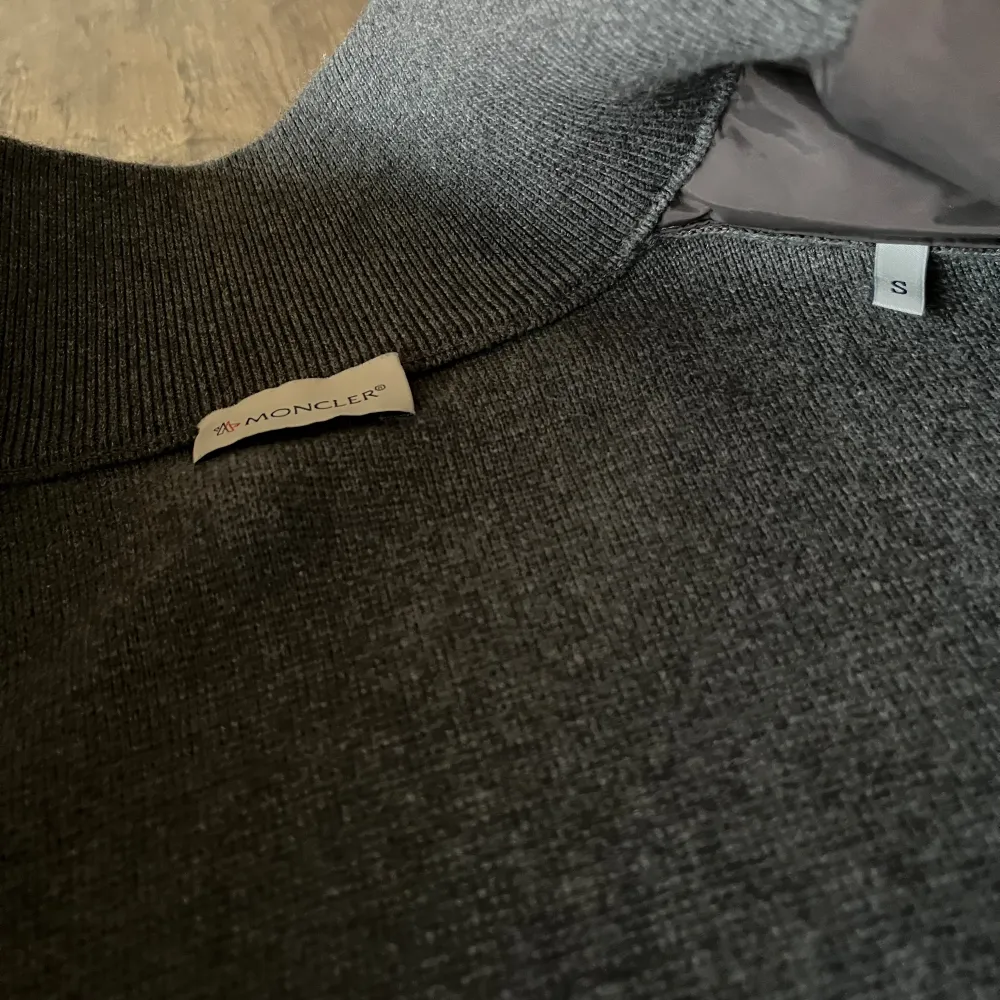 Säljer min helt nya moncler cardigan då den inte passade. Skick är 10/10 och den är bara testad. NFC och QR funkar som vanligt samt så är dragkedjan perfekt. Vid frågor och funderingar är de bara att skriva!. Jackor.