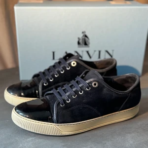 Lanvin - Tja, säljer nu dessa super snygga lanvinsen i uk 8 🔥 box ingår 🔝🙌🏻 skorna är i fint skick, nypris 4350kr mitt pris 2350kr😇